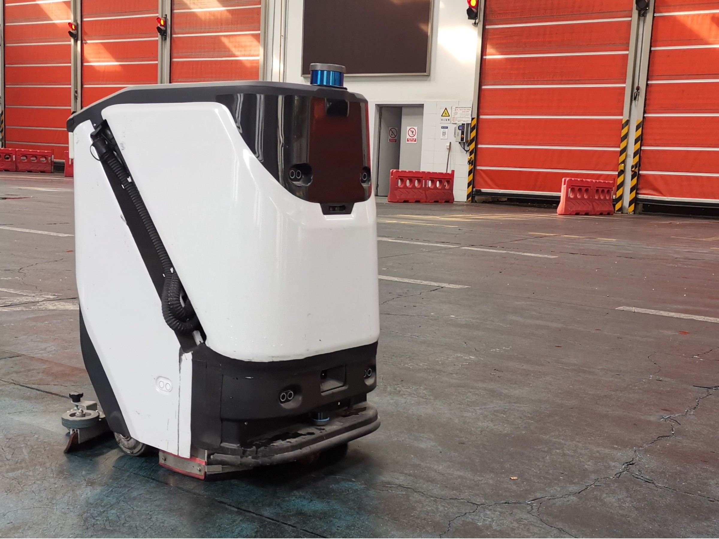 告別人工清潔困境！坦力無人洗地機：1 小時清潔 4000㎡，開啟降本增效新范式