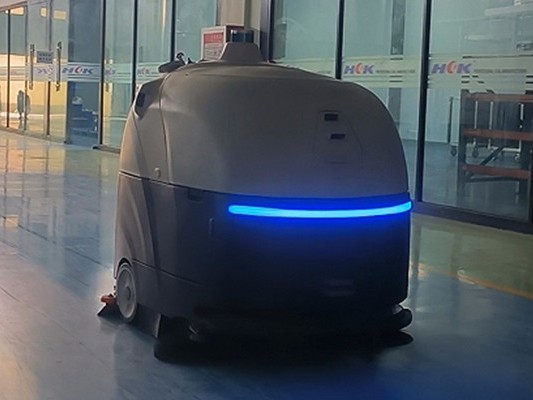 保潔員看了都服！坦力工廠自動掃地機器人 "卷" 翻高鐵站