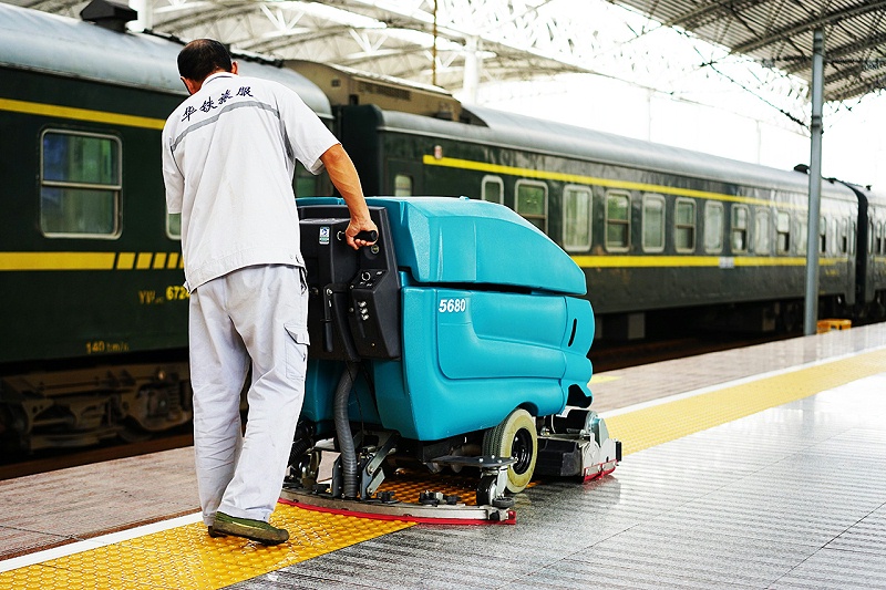 坦能手推式洗地機