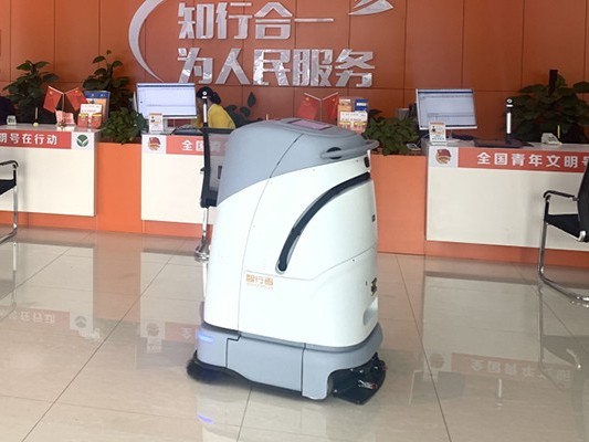 這臺工業用自動掃地機器人成清潔大贏家，一棟樓都被它 “征服”